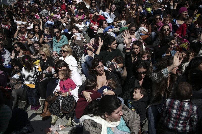 Χιλιάδες Ελληνίδες θήλασαν δημόσια τα μωρά τους την Κυριακή- Για να εξοικειωθεί η κοινωνία με την εικόνα [εικόνες] | iefimerida.gr 10