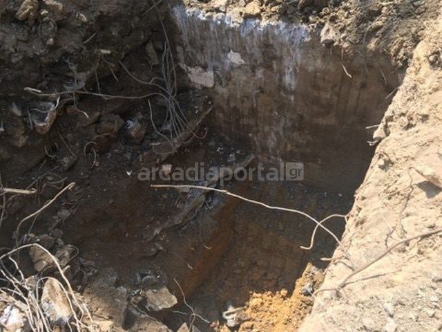 «Ανθρακες ο θησαυρός» στην Τρίπολη -Βρήκαν μόνο ένα... παλιό καζανάκι [εικόνες] | iefimerida.gr 0