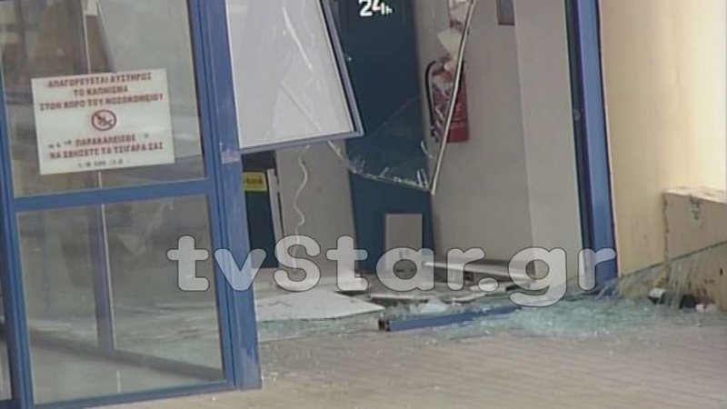 Ανατίναξαν ΑΤΜ στο νοσοκομείο της Θήβας -Εσπασαν με ΙΧ την πόρτα [εικόνα] | iefimerida.gr 0