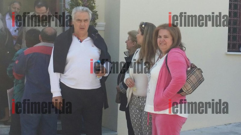 Η Εφη Θώδη με ροζ φόρμα και τσάντα Βurberry ανά χείρας προσκυνά τα λείψανα της Αγίας Βαρβάρας [εικόνες] | iefimerida.gr 1