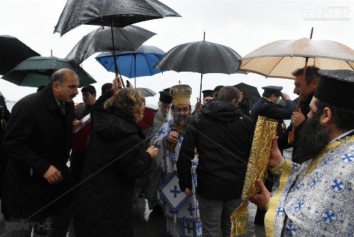 Μόνο ένας τολμηρός βούτηξε για τον σταυρό στη Χίο -Υπό καταρρακτώδη βροχή ο αγιασμός [εικόνες & βίντεο] | iefimerida.gr 1