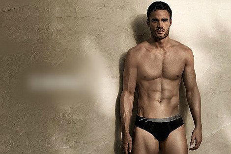 Πρώην αθλητής φωτογραφίζεται σε παραλίες της Ελλάδας και... κολάζει  [εικόνες] | iefimerida.gr 0