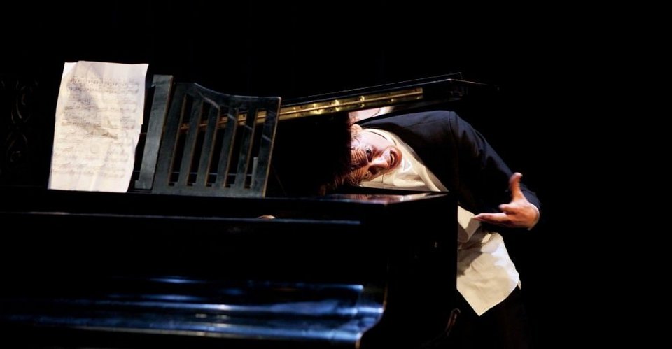 Παράσταση στο Μέγαρο αποδομεί το κλασικό ρεσιτάλ πιάνου και καταλήγει σε Βατερλό [εικόνες 7 βίντεο]  | iefimerida.gr 2