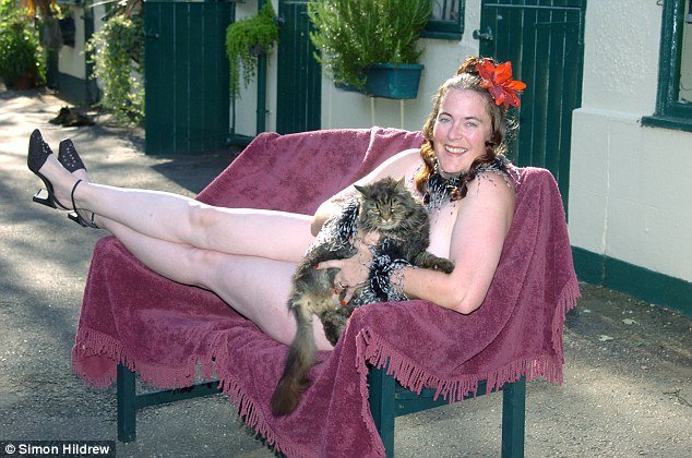 Η 74χρονη μητέρα του ακροδεξιού Νάιτζελ Φάρατζ φωτογραφήθηκε γυμνή [εικόνες] | iefimerida.gr 6