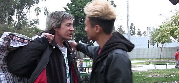 Συγκλονιστικό: Νεαρός δίνει 100 δολάρια σε άστεγο και τον παρακολουθεί για να δει πώς θα τα ξοδέψει- Το αποτέλεσμα ξαφνιάζει [εικόνες και βίντεο]  | iefimerida.gr 3