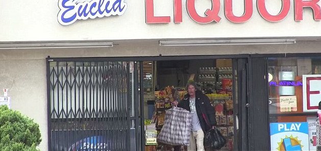 Συγκλονιστικό: Νεαρός δίνει 100 δολάρια σε άστεγο και τον παρακολουθεί για να δει πώς θα τα ξοδέψει- Το αποτέλεσμα ξαφνιάζει [εικόνες και βίντεο]  | iefimerida.gr 1