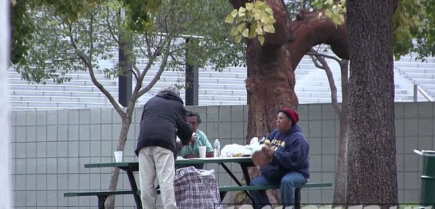 Συγκλονιστικό: Νεαρός δίνει 100 δολάρια σε άστεγο και τον παρακολουθεί για να δει πώς θα τα ξοδέψει- Το αποτέλεσμα ξαφνιάζει [εικόνες και βίντεο]  | iefimerida.gr 2