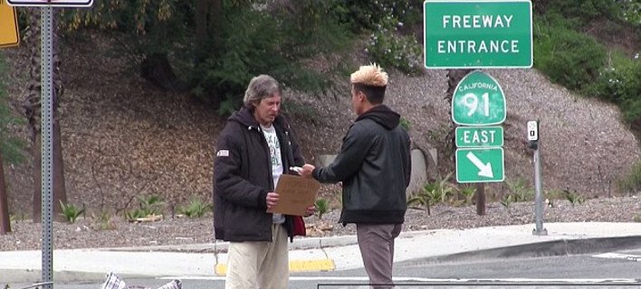 Συγκλονιστικό: Νεαρός δίνει 100 δολάρια σε άστεγο και τον παρακολουθεί για να δει πώς θα τα ξοδέψει- Το αποτέλεσμα ξαφνιάζει [εικόνες και βίντεο]  | iefimerida.gr 0