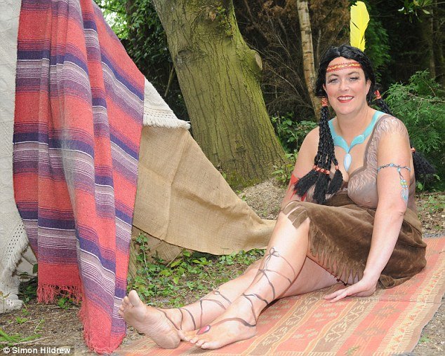 Η 74χρονη μητέρα του ακροδεξιού Νάιτζελ Φάρατζ φωτογραφήθηκε γυμνή [εικόνες] | iefimerida.gr 7