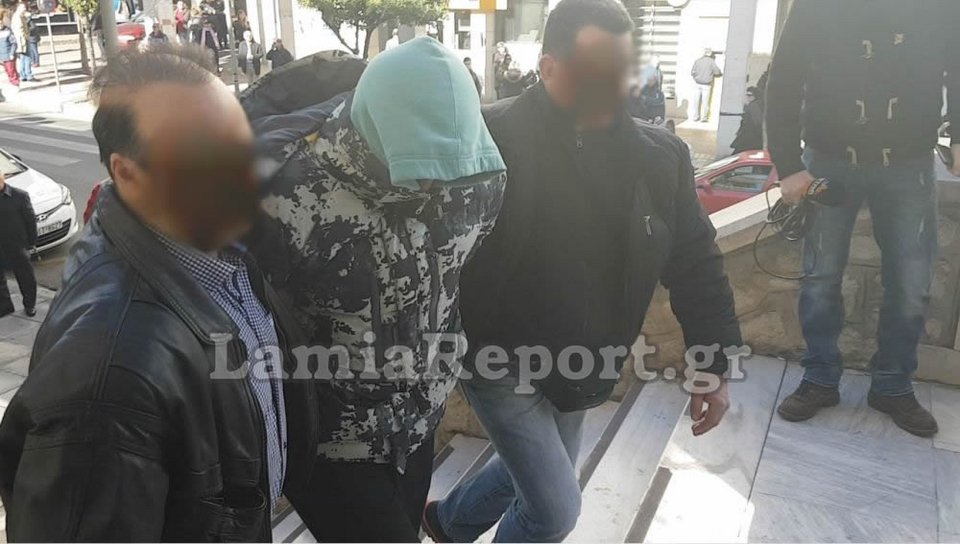 «Πες την αλήθεια ρε! Τα παλικάρια λένε την αλήθεια», φώναζαν στον δολοφόνο της Θώμης Κουμπούρα [βίντεο] | iefimerida.gr 0