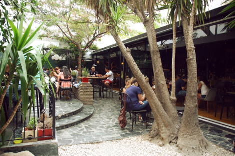 Theory Bar & More: Ενας παράδεισος κρυμμένος στην καρδιά του Χαλανδρίου -Το καφέ-μπαρ στην πιο όμορφη αυλή της πόλης [εικόνες] | iefimerida.gr 0