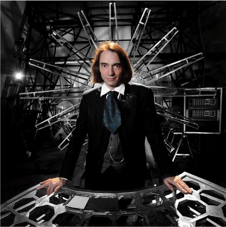 Ο Μελανσόν επιτίθεται στον βουλευτή με τις καρφίτσες-αράχνη -Δεν έχει ιδέα τι του γίνεται [εικόνες] | iefimerida.gr 3