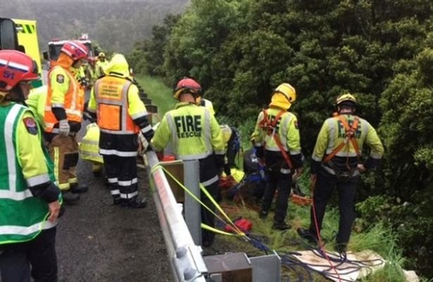 Νεοζηλανδός «πνίγηκε» τρώγοντας σοκολάτα ενώ οδηγούσε, έπεσε σε γκρεμό 30 μέτρων κι επέζησε! [εικόνες]  | iefimerida.gr 0
