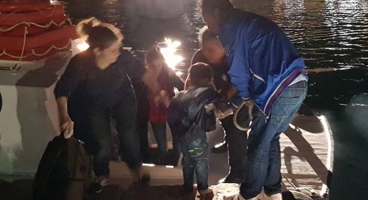 Στην Πύλο οι 77 μετανάστες που εντοπίστηκαν στα νοτιοδυτικά μέσα σε σκάφος [εικόνες & βίντεο] | iefimerida.gr 0