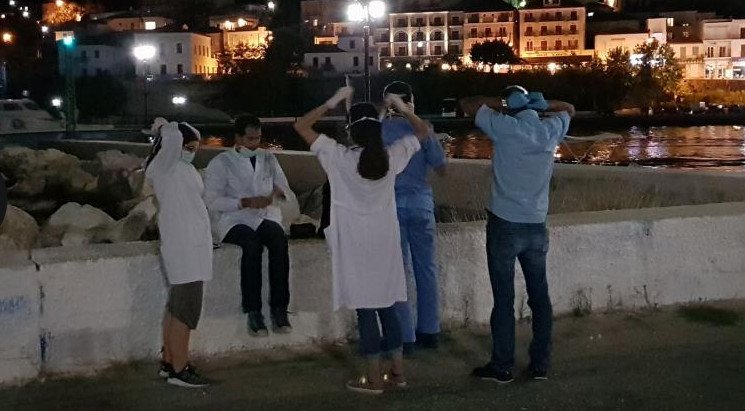 Στην Πύλο οι 77 μετανάστες που εντοπίστηκαν στα νοτιοδυτικά μέσα σε σκάφος [εικόνες & βίντεο] | iefimerida.gr 1