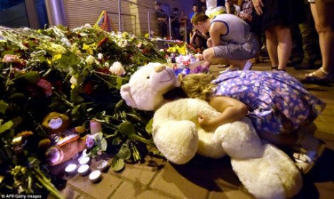 Εικόνες σπαραγμού σε Μαλαισία και Ολλανδία για τα θύματα της μοιραίας πτήσης MH17 | iefimerida.gr 3