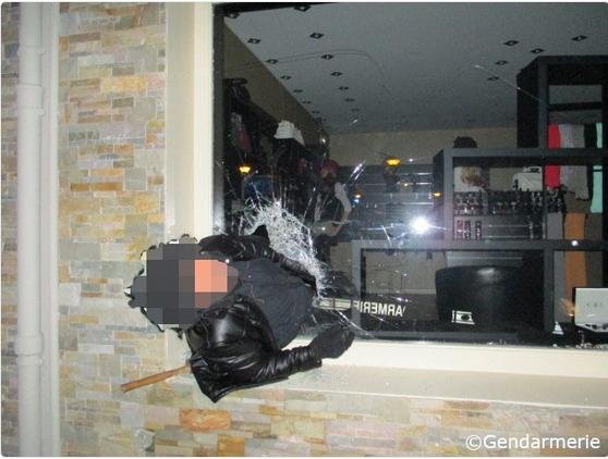 Διαρρήκτης σφήνωσε σε τρύπα που άνοιξε στη βιτρίνα κοσμηματοπωλείου! [εικόνες]  | iefimerida.gr 0