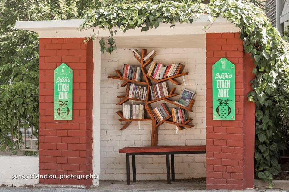 Θεσσαλονίκη: Βιβλιοθήκες σε 5 στάσεις λεωφορείων -Παίρνεις βιβλίο και το επιστρέφεις [εικόνες]   | iefimerida.gr 0