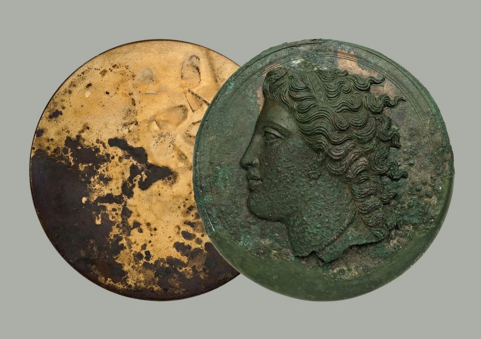 Χάλκινο πτυκτό κάτοπτρο από την Κόρινθο (330-320 π.Χ.) © ΕΑΜ/ΤΑΠ. Φωτ. Σ. Μαυρομμάτης