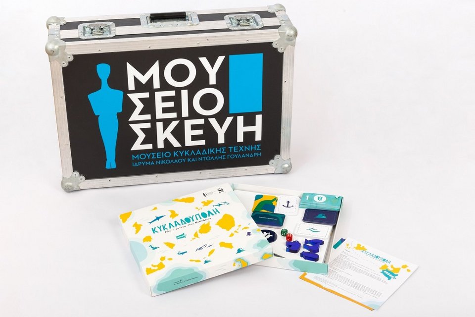 Το Μουσείο Κυκλαδικής Τέχνης έχει δημιουργήσει 7 συνολικά μουσειοσκευές. Κάθε μουσειοσκευή έχει διαφορετικό θέμα και περιέχει αντίγραφα αντικειμένων, εκπαιδευτικό υλικό, εικόνες σε ηλεκτρονική μορφή, βιβλία και εκπαιδευτικά παιχνίδια