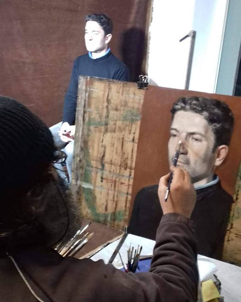 Οι επισκέπτες στην έκθεση ποζάρουν επί τόπου στον ζωγράφο