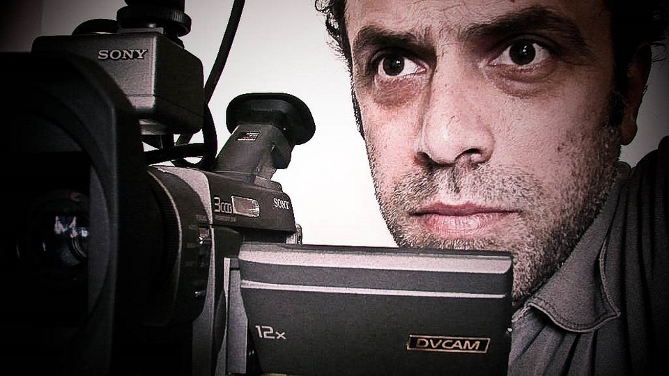 «Εργάζομαι γι’ αυτή την παράσταση στοχεύοντας να αλλάξει, να μεταβληθεί ο στατικός και παρωχημένος πλέον τρόπος που παρουσιάζεται και μεταχειρίζεται η σπουδαία υλική και άυλη κληρονομιά στη χώρα μας» αναφέρει ο σκηνοθέτης