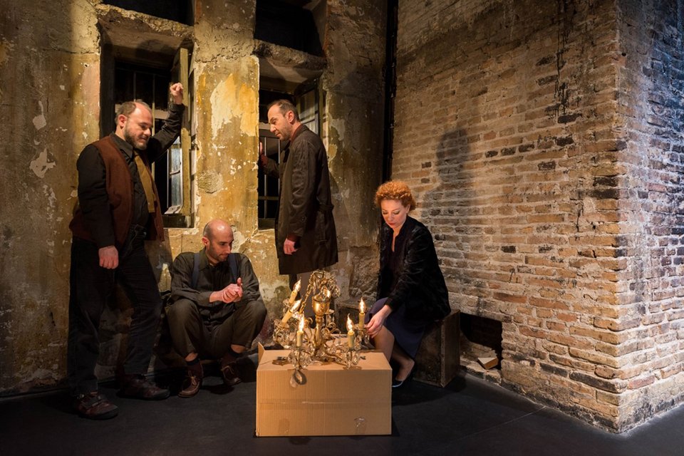 Επί σκηνής η «Βιοτεχνία Υαλικών» του Μένη Κουμανταρέα [εικόνες] | iefimerida.gr 1