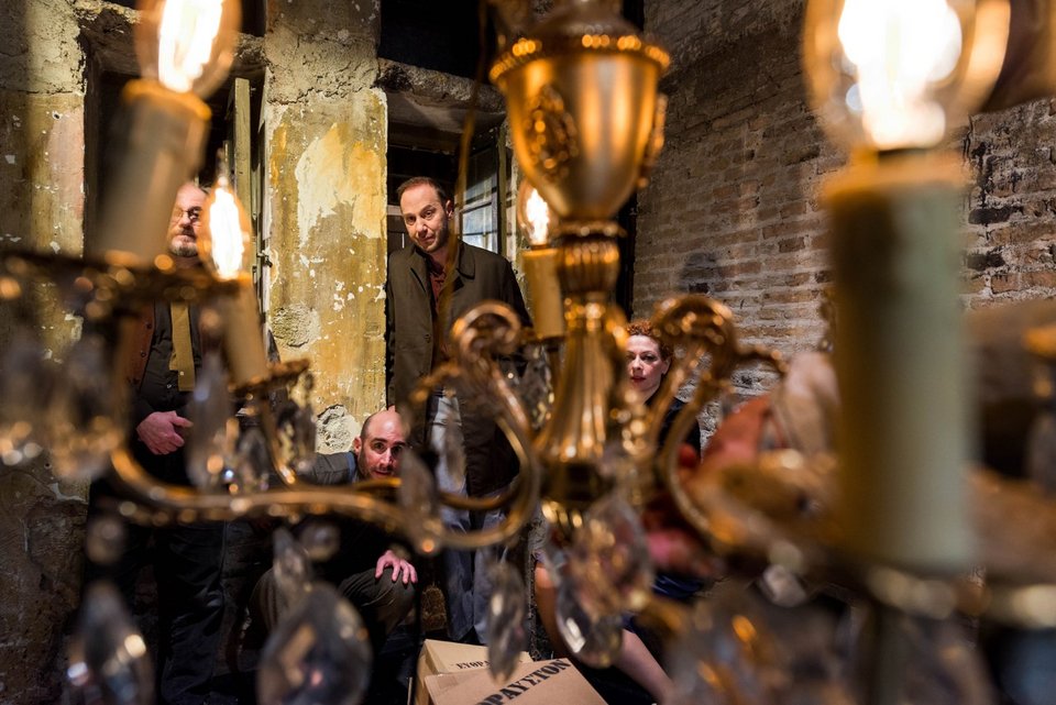 Επί σκηνής η «Βιοτεχνία Υαλικών» του Μένη Κουμανταρέα [εικόνες] | iefimerida.gr 0