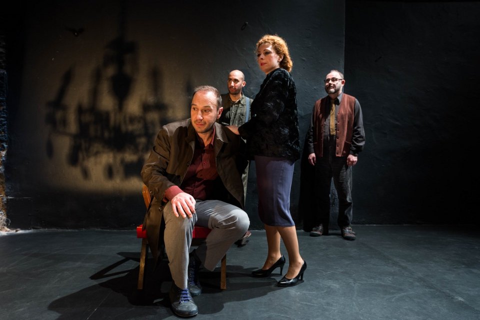 Επί σκηνής η «Βιοτεχνία Υαλικών» του Μένη Κουμανταρέα [εικόνες] | iefimerida.gr 2