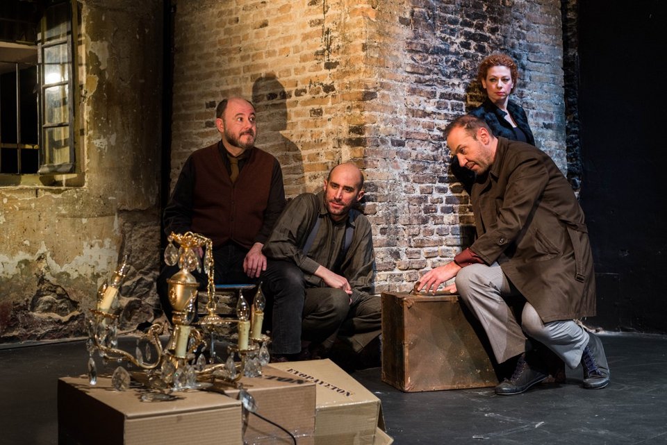 Επί σκηνής η «Βιοτεχνία Υαλικών» του Μένη Κουμανταρέα [εικόνες] | iefimerida.gr 3