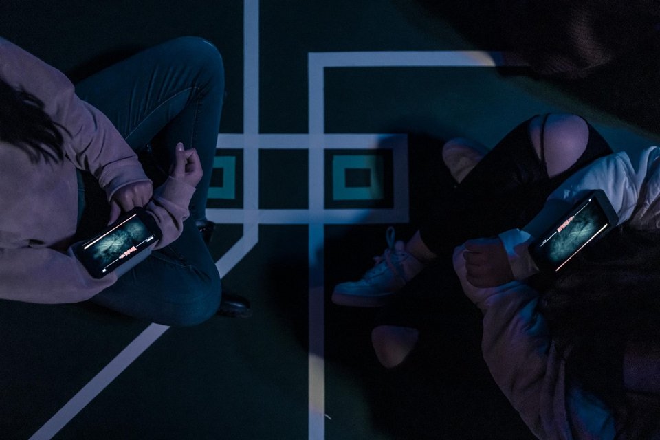 Μια παράσταση-παιχνίδι, πείραμα και έργο για τη γενιά που έχει περίπου την ίδια ηλικία με το YouTube