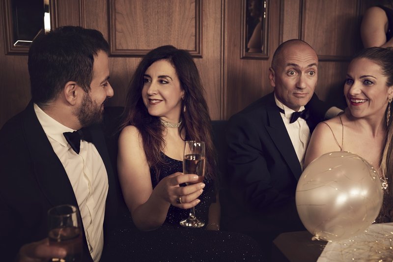 H Kαμεράτα στήνει πάρτι-έκπληξη για εργένη στο Ηρώδειο [εικόνες] | iefimerida.gr 2