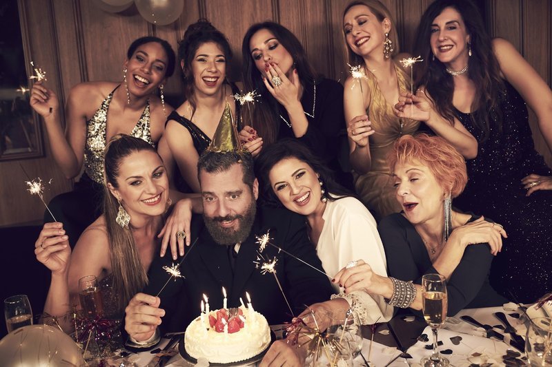 H Kαμεράτα στήνει πάρτι-έκπληξη για εργένη στο Ηρώδειο [εικόνες] | iefimerida.gr 0