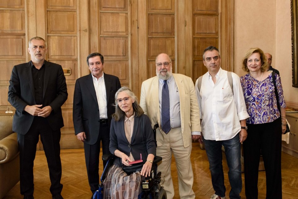 Καλλιτέχνες απαγγέλλουν ποίηση στη διαδρομή του λεωφορείου «040» [πρόγραμμα] | iefimerida.gr 1