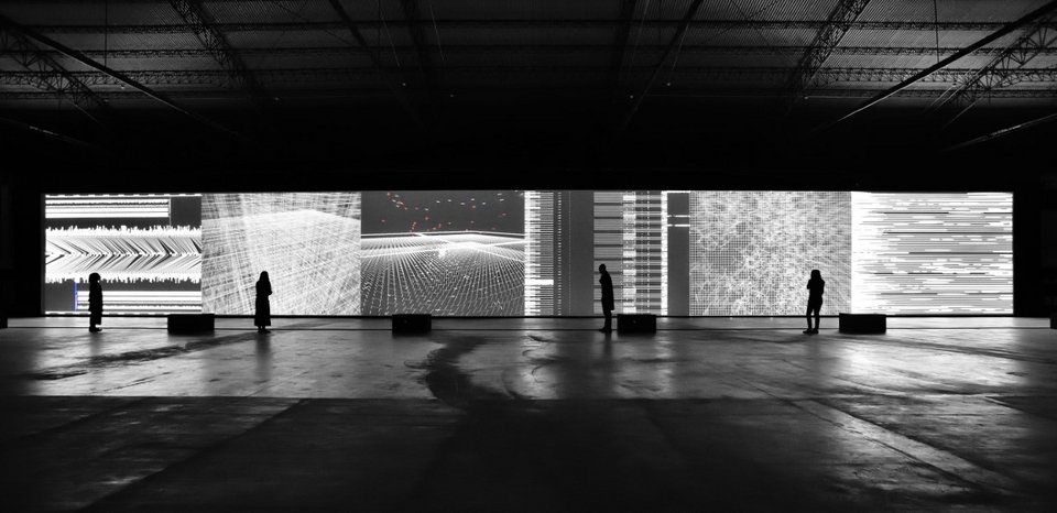 Παρακολουθώντας κινούμενες εικόνες, νέα μέσα, ήχους και γλυπτικές αναπαραστάσεις. Επισκέπτες και κριτικοί τέχνης έχουν περιγράψει την εμπειρία ως μια διαδικασία «ύπνωσης» και «τελετουργίας»