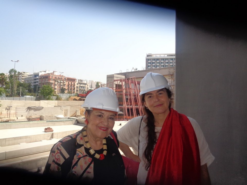 Με κράνος η Μαρίνα Λαμπράκη-Πλάκα ξεναγεί την Κονιόρδου στο εργοτάξιο της νέας Πινακοθήκης [εικόνες] | iefimerida.gr 1