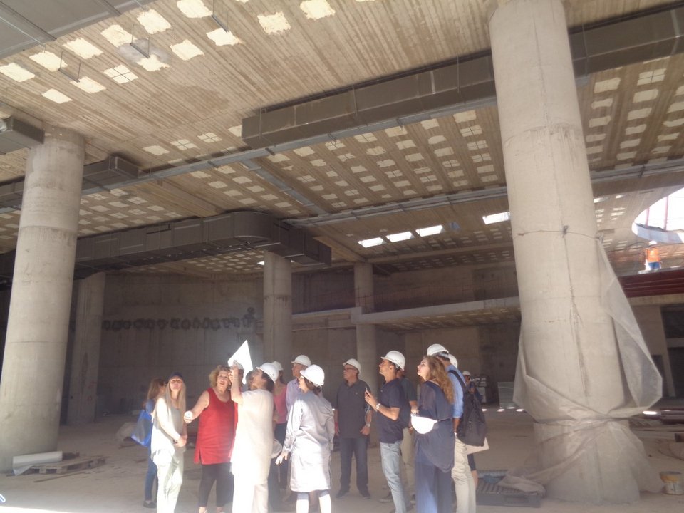 Με κράνος η Μαρίνα Λαμπράκη-Πλάκα ξεναγεί την Κονιόρδου στο εργοτάξιο της νέας Πινακοθήκης [εικόνες] | iefimerida.gr 0