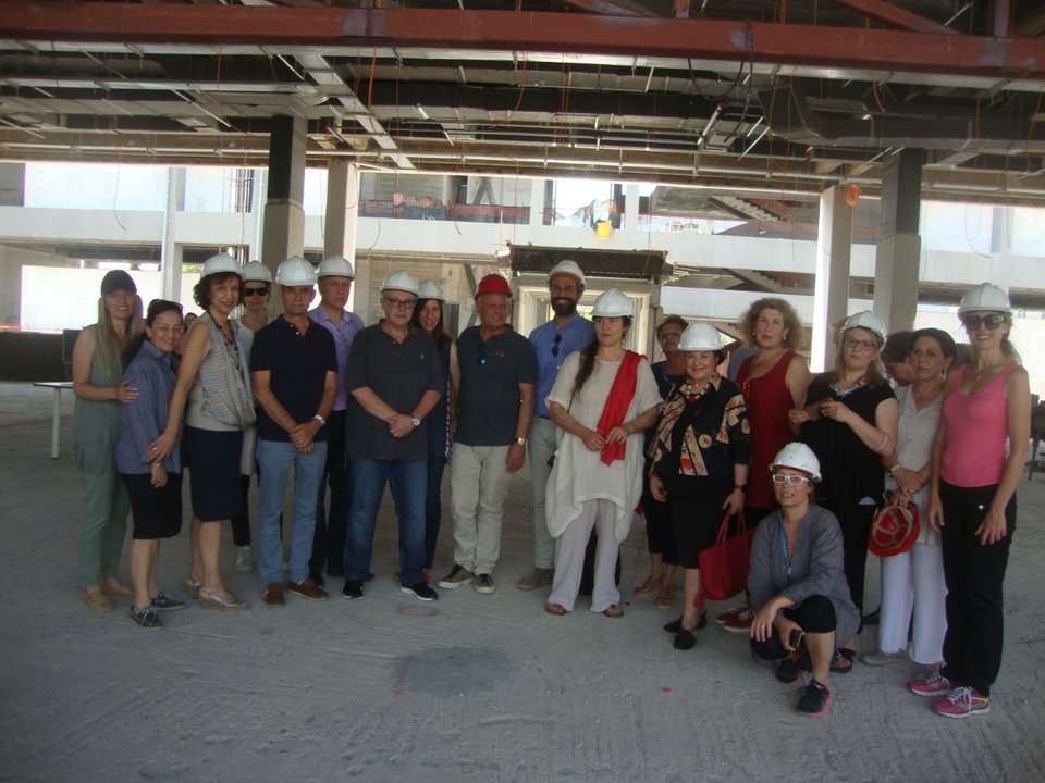 Με κράνος η Μαρίνα Λαμπράκη-Πλάκα ξεναγεί την Κονιόρδου στο εργοτάξιο της νέας Πινακοθήκης [εικόνες] | iefimerida.gr 3