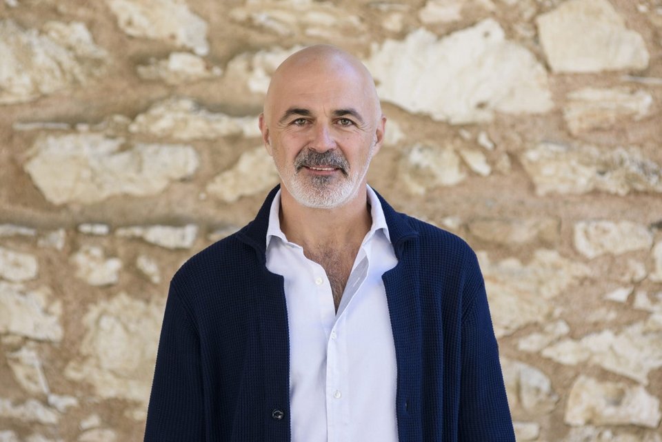 Την Κάτια Δανδουλάκη θα σκηνοθετήσει ο Καλλιτεχνικός Διευθυντής του Εθνικού Θεάτρου, Στάθης Λιβαθινό, σε ένα εγχείρημα που θα στηριχθεί στη συνεργασία Καλλιτεχνών από Ελλάδα και Κύπρο