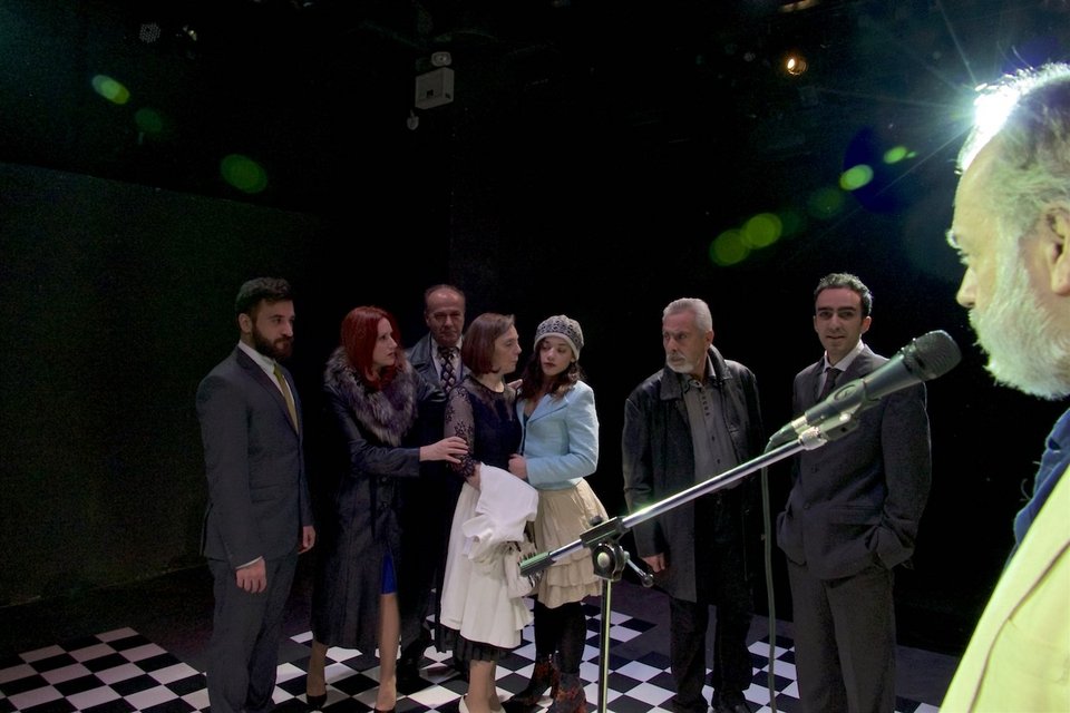 Παίζουν: Φώτης Μακρής, Στέλλα Κρούσκα, Κλεοπάτρα Τολόγκου, Μαριέλα Δουμπού, Γιώργος Κυριαζόπουλος, Αντώνης Χρήστου, Νίκος Αργυριάδης, Γιάννης Γαβρίλης