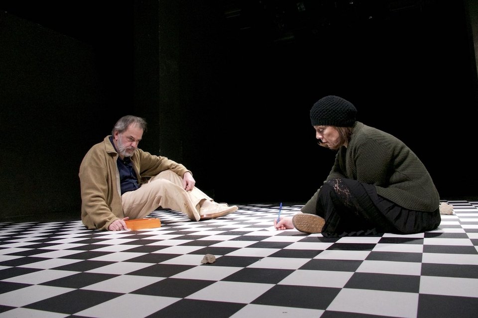 Ο Ίψεν, στο «Ένας Εχθρός του Λαού», δεν υπονομεύει μόνο το πλειοψηφικό σύστημα της δημοκρατίας, αλλά στοχάζεται και πάνω στις προϋποθέσεις και τις συνθήκες μέσα από τις οποίες ένας λαός -ή καλύτερα η πλειονότητα του λαού- μπορεί να μορφωθεί και να ωριμάσει πνευματικά, ιστορικά, κοινωνικά, πολιτικά, ώστε με τις επιλογές του να μην διαψεύδει τον ίδιο του τον εαυτό