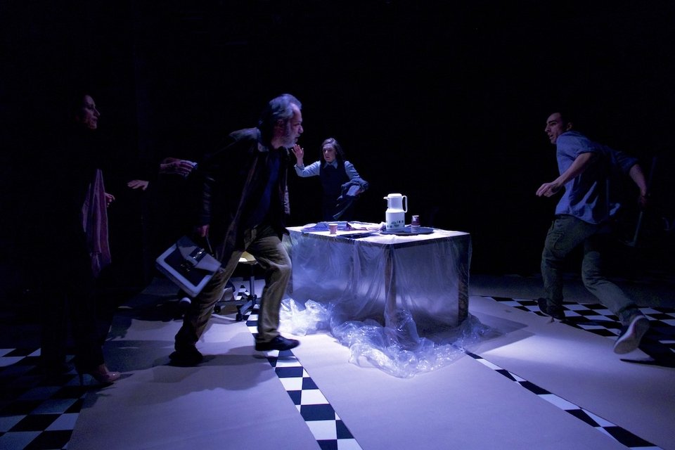 Η παράσταση που μας αναγκάζει να συμφωνήσουμε με κάτι που αισθανόμαστε άβολα [εικόνες]  | iefimerida.gr 4