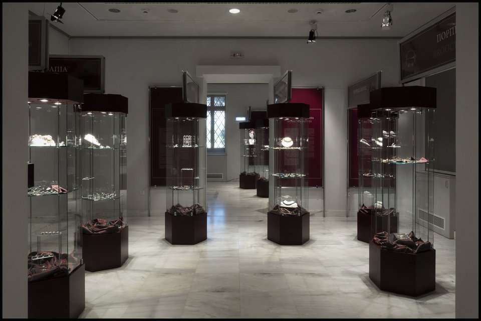 Κοσμήματα και εξαρτήματα ένδυσης, τα οποία χρονολογούνται στον 11ο-13ο αιώνα 