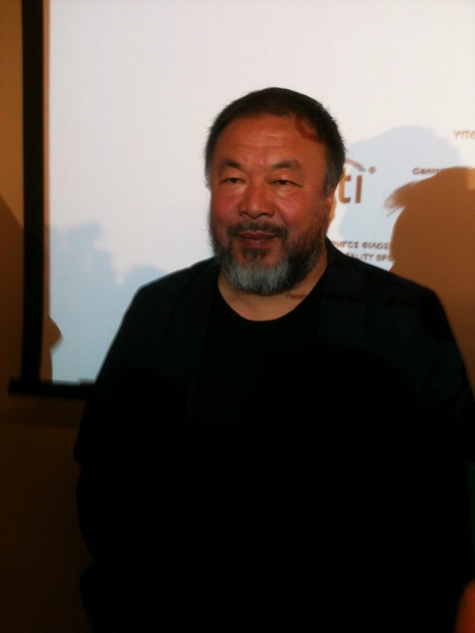 O Ai Wei Wei εκθέτει στο Κυκλαδικό: Από δακρυγόνα, μέχρι αγάλματα και φέρετρα[εικόνες] | iefimerida.gr 1