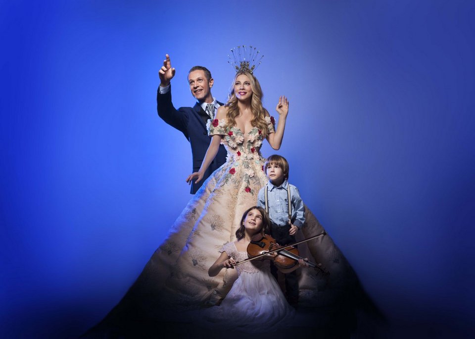 Δύο αδελφάκια αναζητούν το πουλί της ευτυχίας, ένα πτηνό παράξενο αλλά και θαυματουργό και μια νεράιδα θα τα συντροφεύσει σε αυτό το γεμάτο αλληγορικές περιπέτειες ταξίδι