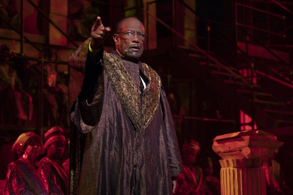 Το The Gospel at Colonus είναι μια μοναδική παράσταση στην οποία συμμετέχουν περισσότερες από 40 μοναδικές φωνές, ανάμεσά τους και οι θρύλοι της γκόσπελ