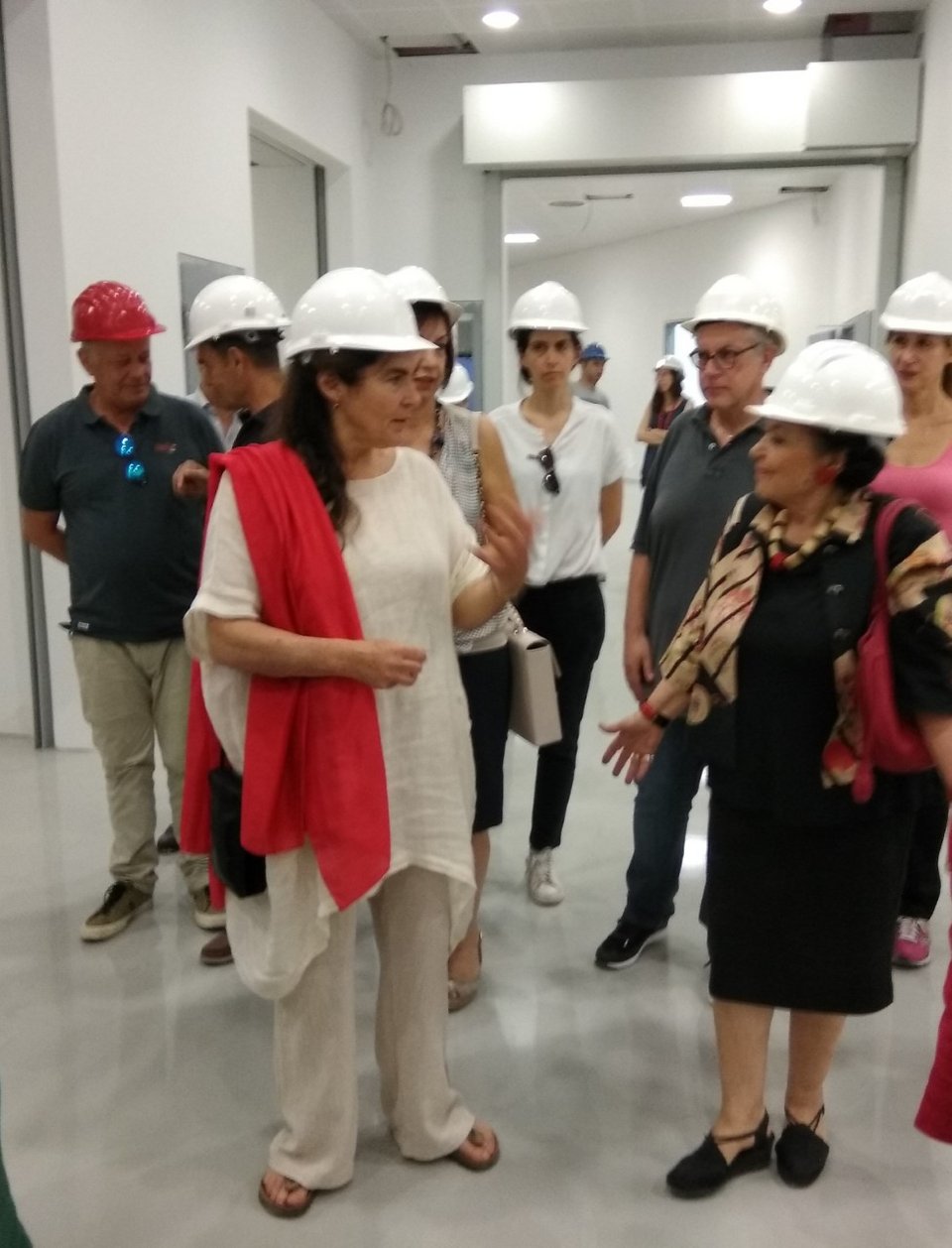 Με κράνος η Μαρίνα Λαμπράκη-Πλάκα ξεναγεί την Κονιόρδου στο εργοτάξιο της νέας Πινακοθήκης [εικόνες] | iefimerida.gr 2