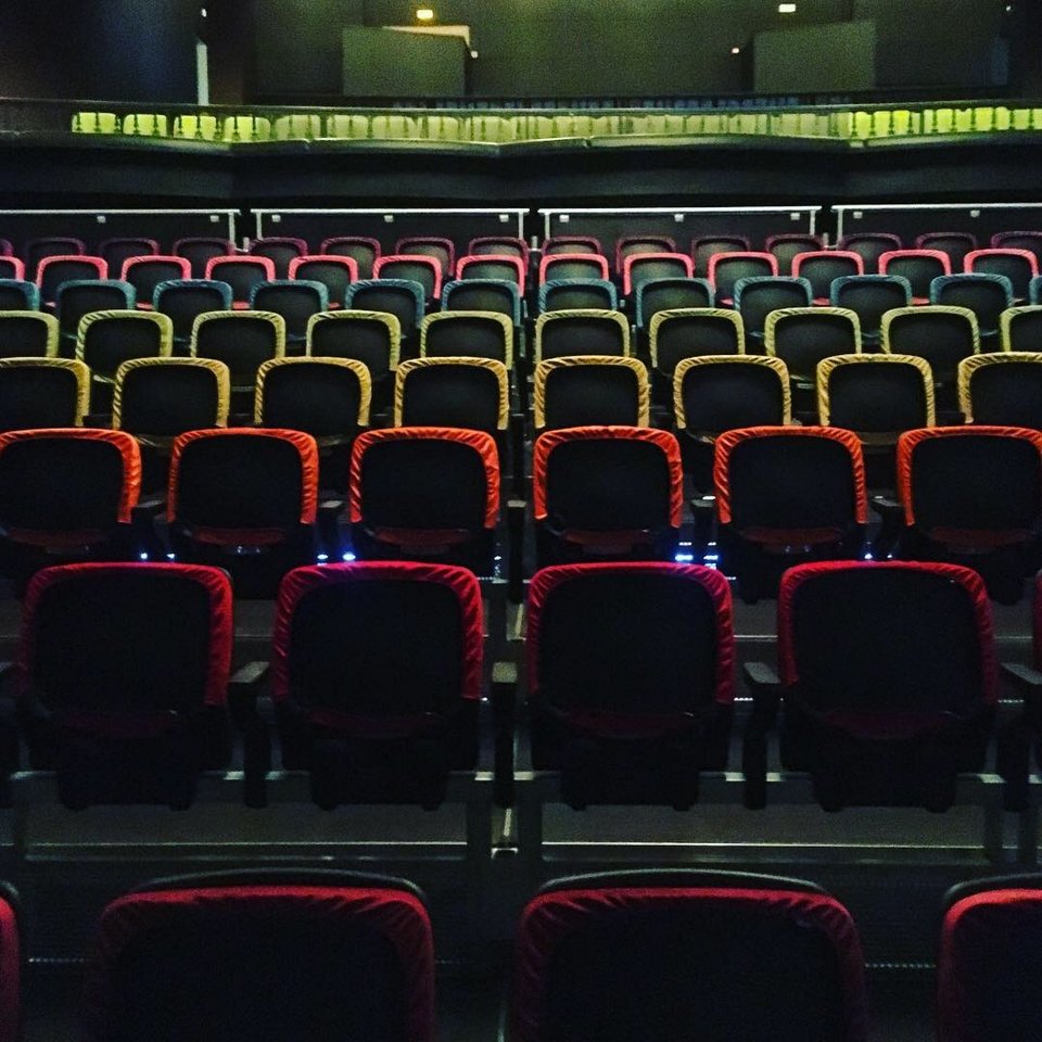 Εξέδρες, νέα καθίσματα και ανακαινισμένη σκηνή με θέατρο και δραστηριότητες για παιδιά και νέους