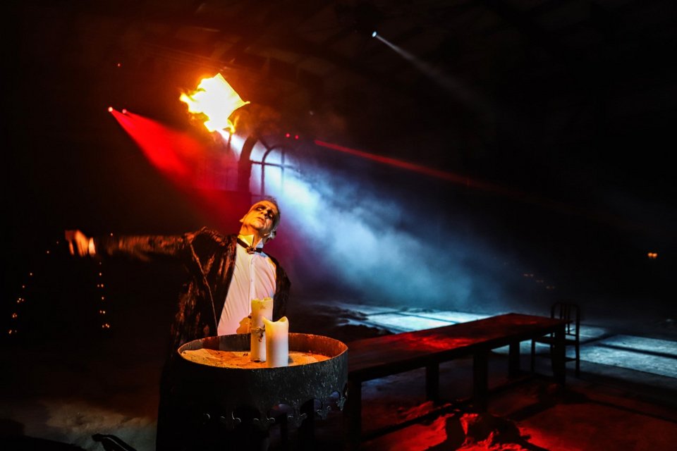 H Φρόσω Λύτρα ετοίμασε μία παράσταση-εμπειρία με ήρωα τον κόμη Δράκουλα [εικόνες] | iefimerida.gr 0