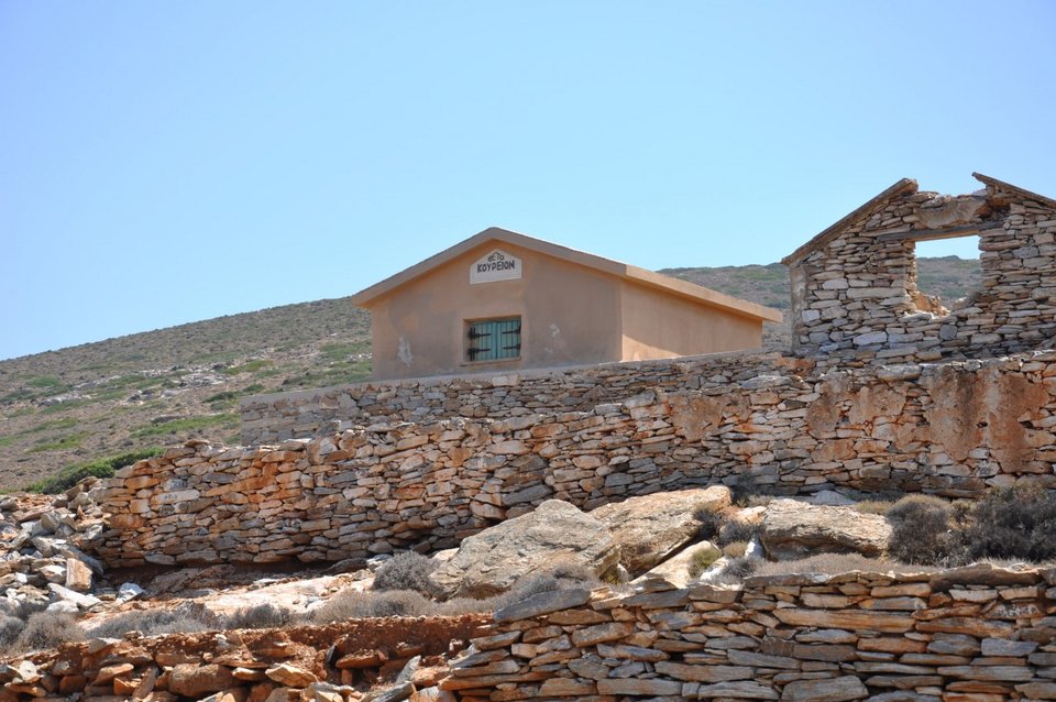 Πρωτοβουλία διάσωσης των διατηρητέων μνημείων στη Μακρόνησο [εικόνες]   | iefimerida.gr 2